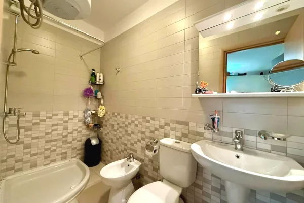 Shtepi ne shitje Apartament ne Tirane, 2+1, Mobilimi E mobiluar, Pagesa 212,000  Euro.