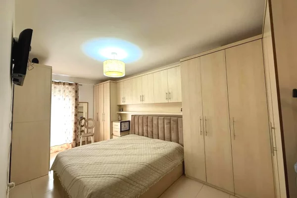 Shtepi ne shitje Apartament ne Tirane, 2+1, Mobilimi E mobiluar, Pagesa 212,000  Euro.