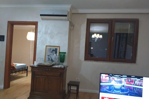 Shtepi ne shitje Apartament ne Tirane, 2+1, Mobilimi E mobiluar, Pagesa 300,000  Euro.