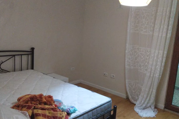 Shtepi ne shitje Apartament ne Tirane, 2+1, Mobilimi E mobiluar, Pagesa 300,000  Euro.