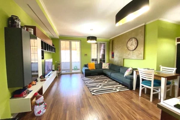 Apartament 2+1 ofrohet per shitje tek Stadiumi Dinamo prane Komunes se Parisit