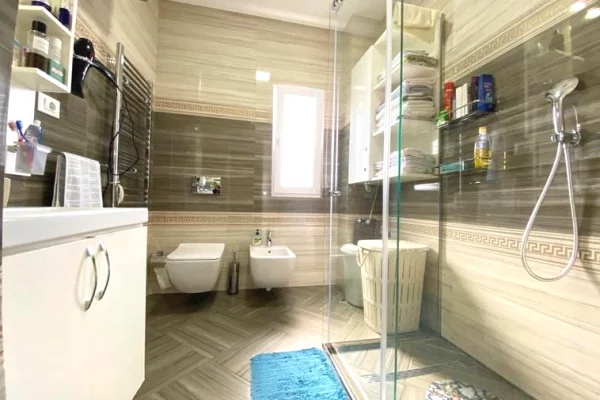 Shtepi ne shitje Apartament ne Tirane, 2+1, Mobilimi E mobiluar, Pagesa 350,000  Euro.