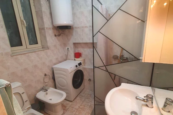 Shtepi me qera Apartament ne Tirane, 2+1, Mobilimi E mobiluar, Pagesa 500  Euro.