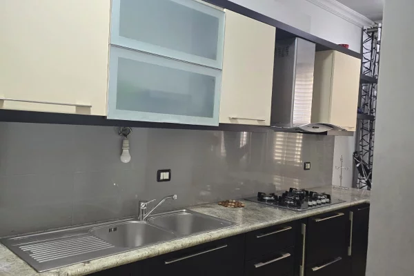 Shtepi me qera Apartament ne Tirane, 2+1, Mobilimi E mobiluar, Pagesa 600  Euro.