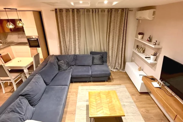Shtepi ne shitje Duplex(shtepi me 2 kate) ne Tirane, 2+1, Mobilimi E mobiluar, Pagesa 169,000  Euro.