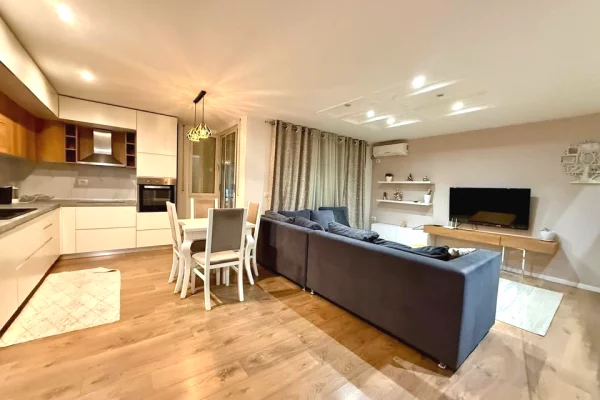 Shtepi ne shitje Duplex(shtepi me 2 kate) ne Tirane, 2+1, Mobilimi E mobiluar, Pagesa 169,000  Euro.