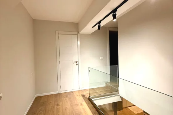 Shtepi ne shitje Duplex(shtepi me 2 kate) ne Tirane, 2+1, Mobilimi E mobiluar, Pagesa 169,000  Euro.