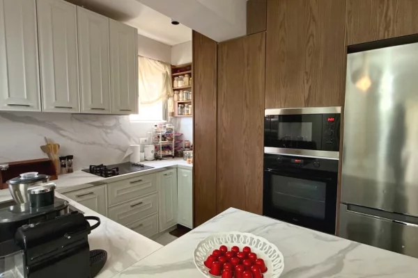 Shtepi ne shitje Apartament ne Tirane, 3+1, Mobilimi E mobiluar, Pagesa 240,000  Euro.