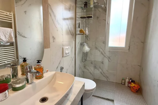 Shtepi ne shitje Apartament ne Tirane, 3+1, Mobilimi E mobiluar, Pagesa 240,000  Euro.