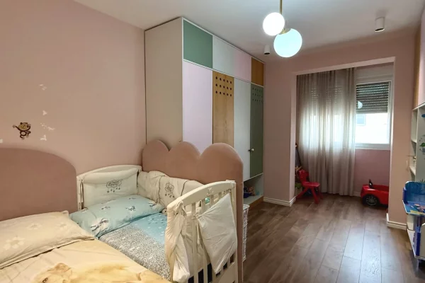 Shtepi ne shitje Apartament ne Tirane, 3+1, Mobilimi E mobiluar, Pagesa 240,000  Euro.