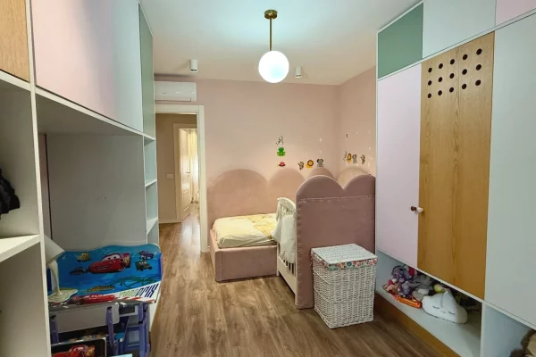 Shtepi ne shitje Apartament ne Tirane, 3+1, Mobilimi E mobiluar, Pagesa 240,000  Euro.