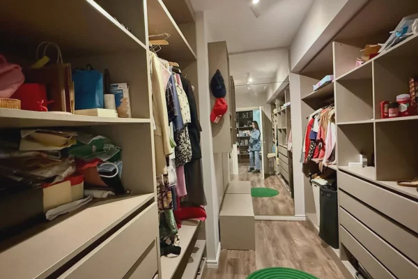 Shtepi ne shitje Apartament ne Tirane, 3+1, Mobilimi E mobiluar, Pagesa 240,000  Euro.