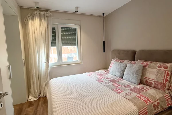 Shtepi ne shitje Apartament ne Tirane, 3+1, Mobilimi E mobiluar, Pagesa 240,000  Euro.