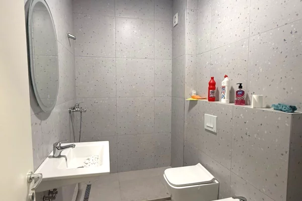 Shtepi me qera Apartament ne Tirane, 3+1, Mobilimi Bosh, pa mobiluar, Pagesa 1,100  Euro.