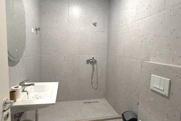 Shtepi me qera Apartament ne Tirane, 3+1, Mobilimi Bosh, pa mobiluar, Pagesa 1,100  Euro.