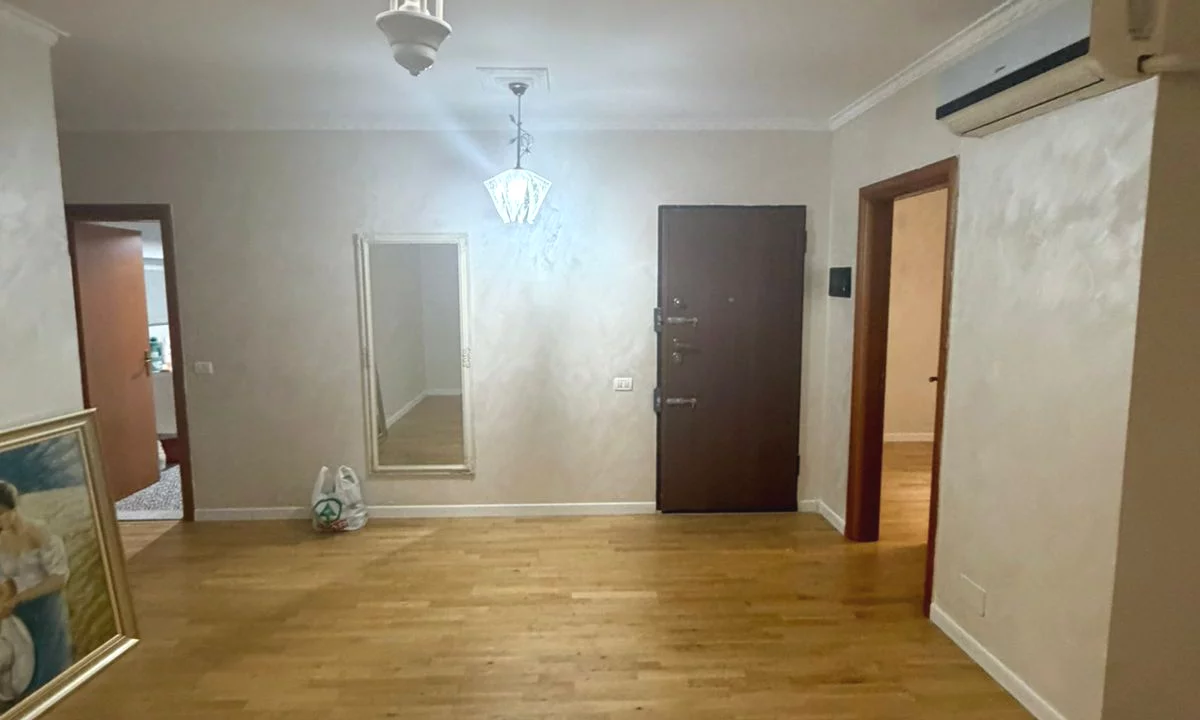 Shtepi ne shitje Apartament ne Tirane, 2+1, Mobilimi Bosh, pa mobiluar, Pagesa 265,000  Euro.