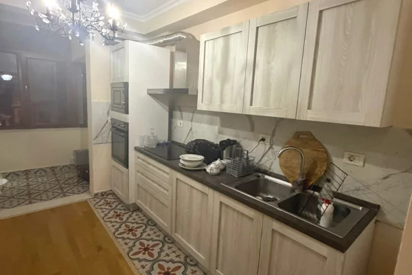 Shtepi ne shitje Apartament ne Tirane, 2+1, Mobilimi Bosh, pa mobiluar, Pagesa 265,000  Euro.