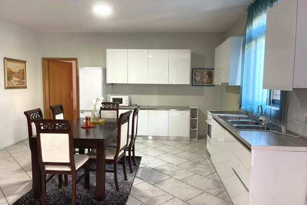 Shtepi me qera Apartament ne Tirane, 2+1, Mobilimi E mobiluar, Pagesa 65,000  Leke.