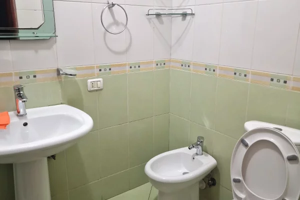 Shtepi me qera Apartament ne Tirane, 2+1, Mobilimi E mobiluar, Pagesa 45,000  Leke.