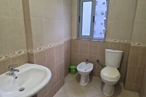 Shtepi me qera Apartament ne Tirane, 2+1, Mobilimi E mobiluar, Pagesa 45,000  Leke.
