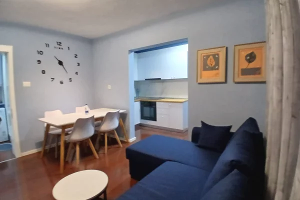 Jepet me qera  1+1 Rr.e durresit  Qemal stafa