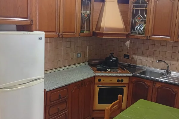 Shtepi me qera Apartament ne Tirane, 3+1, Mobilimi E mobiluar, Pagesa 700  Euro.