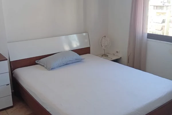 Shtepi me qera Apartament ne Tirane, 3+1, Mobilimi E mobiluar, Pagesa 700  Euro.