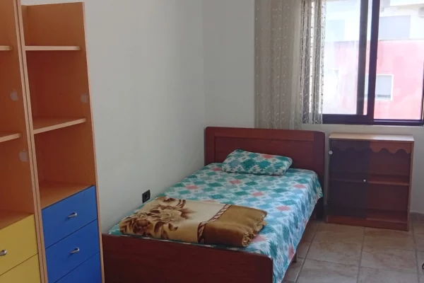Shtepi me qera Apartament ne Tirane, 3+1, Mobilimi E mobiluar, Pagesa 700  Euro.
