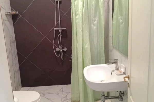 Shtepi me qera Apartament ne Tirane, 3+1, Mobilimi E mobiluar, Pagesa 700  Euro.