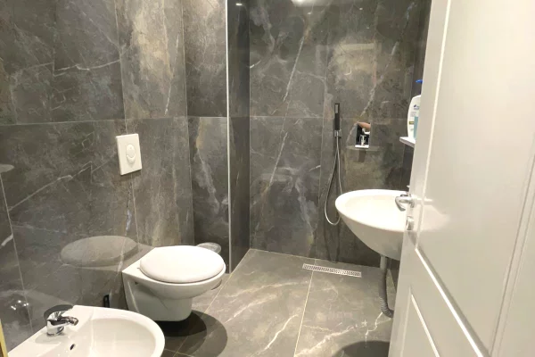 Shtepi me qera Apartament ne Tirane, 2+1, Mobilimi E mobiluar, Pagesa 850  Euro.