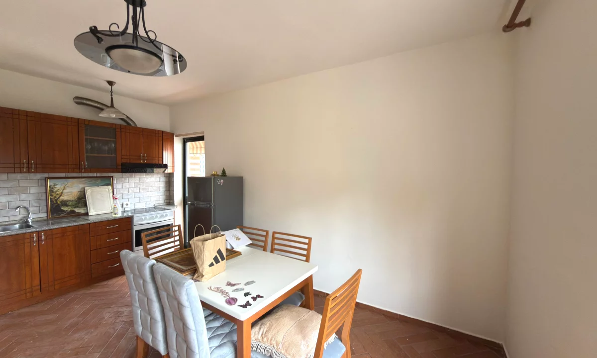 Shtepi ne shitje Apartament ne Tirane, 2+1, Mobilimi E mobiluar, Pagesa 150,000  Euro.