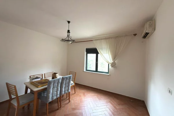 Shtepi ne shitje Apartament ne Tirane, 2+1, Mobilimi E mobiluar, Pagesa 150,000  Euro.