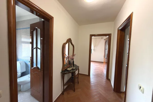 Shtepi ne shitje Apartament ne Tirane, 2+1, Mobilimi E mobiluar, Pagesa 150,000  Euro.