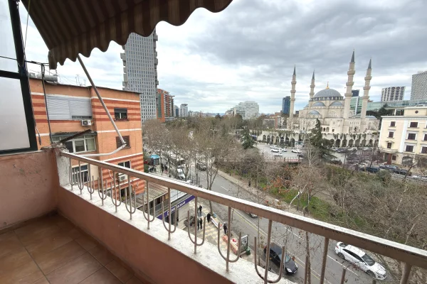 Shtepi ne shitje Apartament ne Tirane, 2+1, Mobilimi E mobiluar, Pagesa 150,000  Euro.