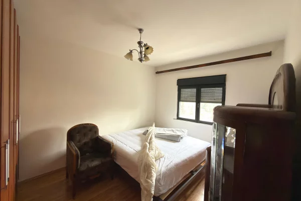 Shtepi ne shitje Apartament ne Tirane, 2+1, Mobilimi E mobiluar, Pagesa 150,000  Euro.