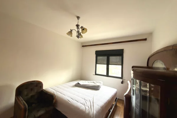 Shtepi ne shitje Apartament ne Tirane, 2+1, Mobilimi E mobiluar, Pagesa 150,000  Euro.