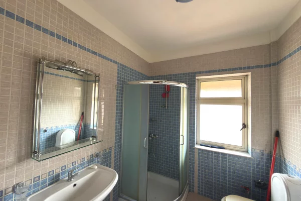 Shtepi ne shitje Apartament ne Tirane, 2+1, Mobilimi E mobiluar, Pagesa 150,000  Euro.