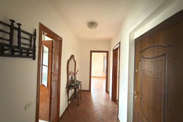 Shtepi ne shitje Apartament ne Tirane, 2+1, Mobilimi E mobiluar, Pagesa 150,000  Euro.