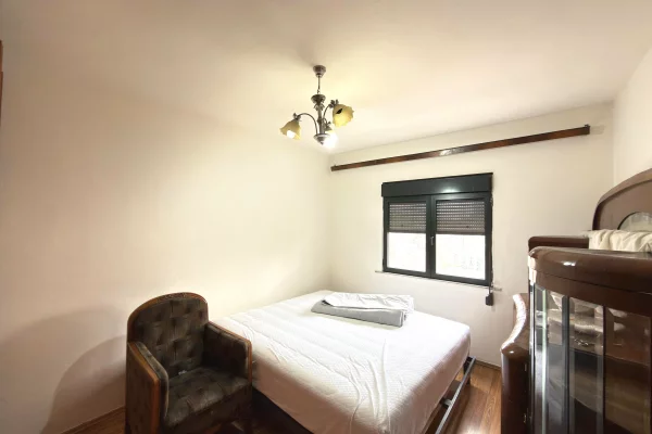 Shtepi ne shitje Apartament ne Tirane, 2+1, Mobilimi E mobiluar, Pagesa 150,000  Euro.