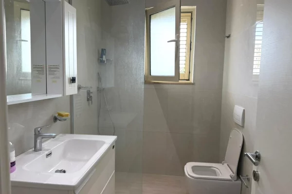 Shtepi me qera Apartament ne Tirane, 2+1, Mobilimi E mobiluar, Pagesa 60,000  Leke.