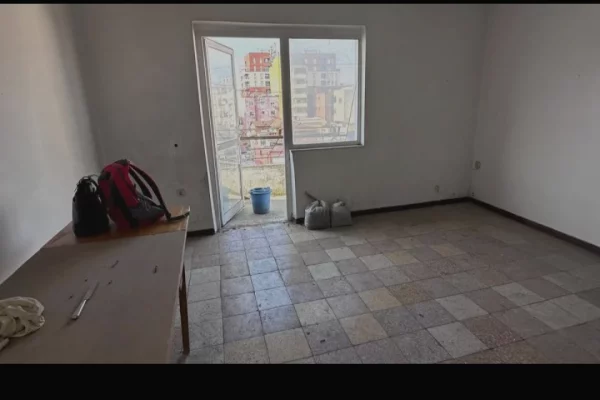 Shtepi ne shitje Apartament ne Tirane, 3+1, Mobilimi Bosh, pa mobiluar, Pagesa 120,000  Euro.