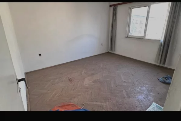 Shtepi ne shitje Apartament ne Tirane, 3+1, Mobilimi Bosh, pa mobiluar, Pagesa 120,000  Euro.