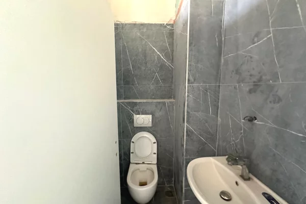 Shitet dyqan ne kat 0 ne Galerine "Roma" te Rruga e Kavajes