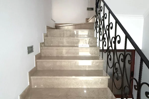 Shtepi me qera Apartament ne Tirane, 3+1, Mobilimi E mobiluar, Pagesa 800  Euro.