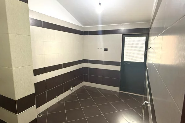 Shtepi me qera Apartament ne Tirane, 3+1, Mobilimi E mobiluar, Pagesa 800  Euro.