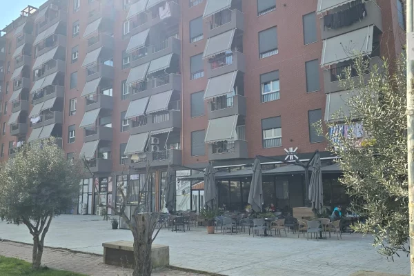 Shitet Apartament me Verande dhe me Post Parkimi ne Rrugen 5 Maji 