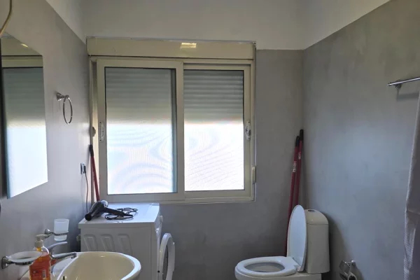 Shtepi ne shitje Apartament ne Tirane, 2+1, Mobilimi E mobiluar, Pagesa 185,000  Euro.