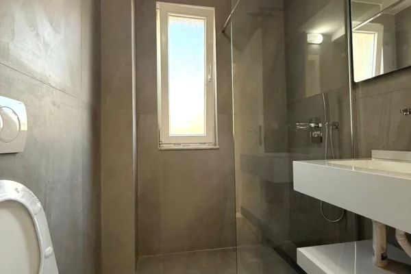 Shtepi ne shitje Apartament ne Tirane, 1+1, Mobilimi E mobiluar, Pagesa 149,000  Euro.
