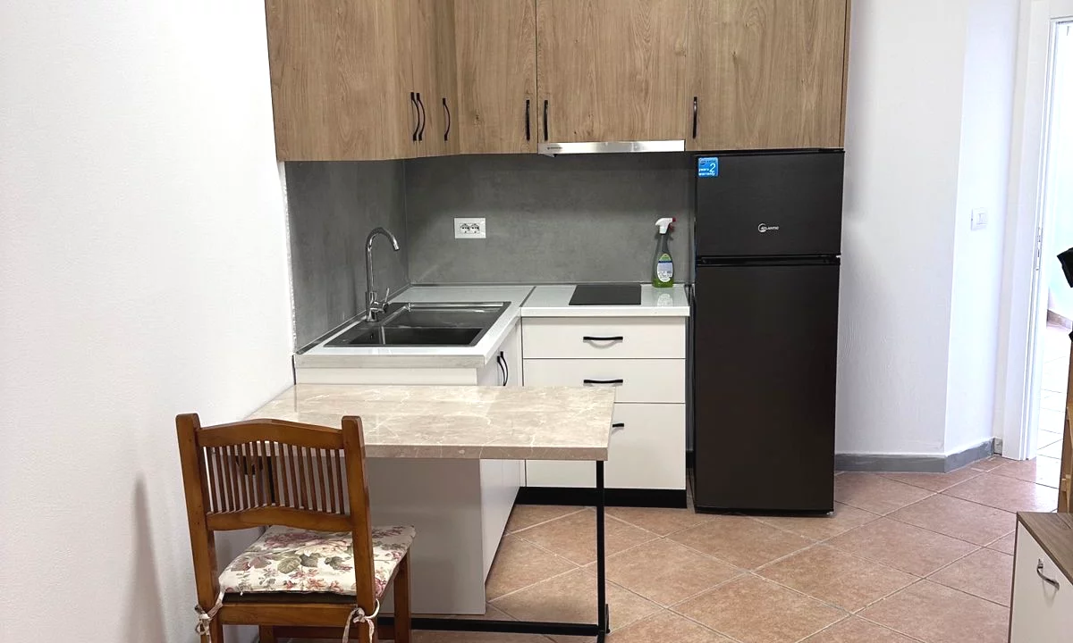 Shtepi me qera Apartament ne Tirane, Garsoniere, Mobilimi E mobiluar, Pagesa 35,000  Leke.