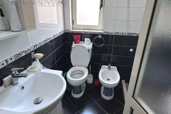 Shtepi me qera Apartament ne Tirane, 2+1, Mobilimi E mobiluar, Pagesa 500  Euro.